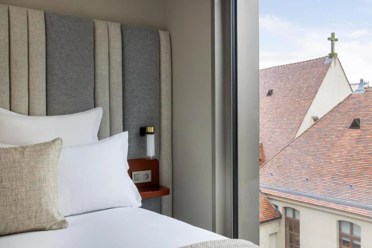 ****  Hotel Pilgrim Paris France