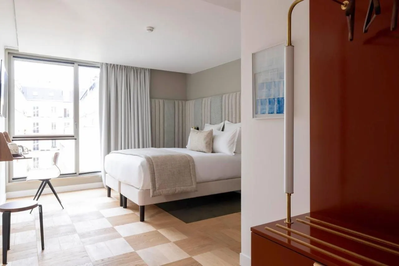 ****  Hotel Pilgrim Paris France